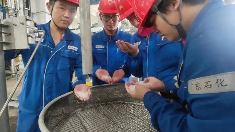 光伏胶粘剂耐候性测试方法：确保光伏组件长期稳定运行的保障